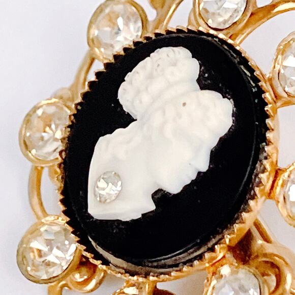 Small Vintage 60s Cameo Brooch Gold Tone Filigree Rhinestone Mid Century Pin - Picture 5 of 8
